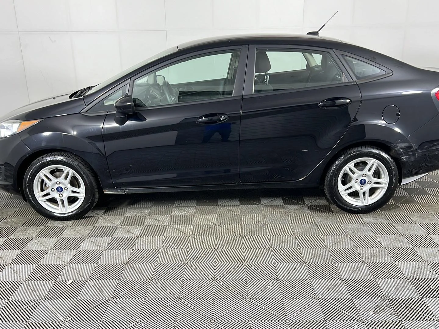 Used 2019 Shadow Black Ford SE image 6