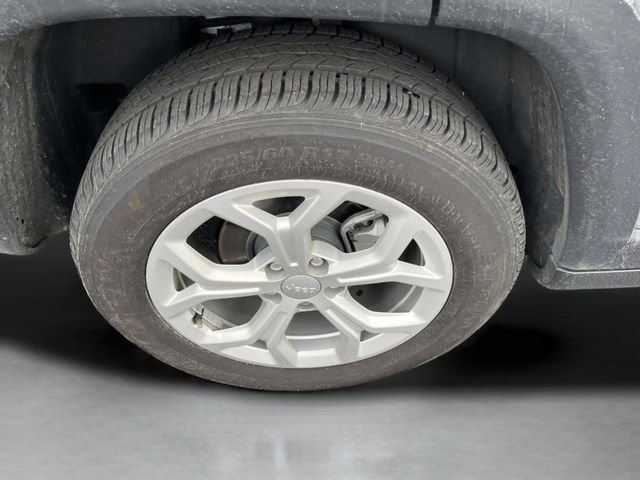 Used 2024 Silver Zynith Metallic Clearcoat Jeep Latitude image 9