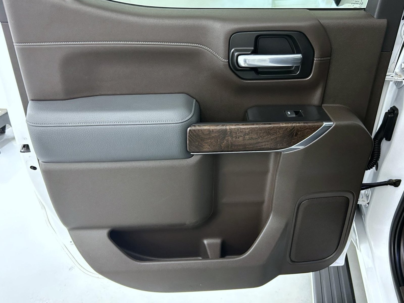 Used 2021 White GMC Denali image 21