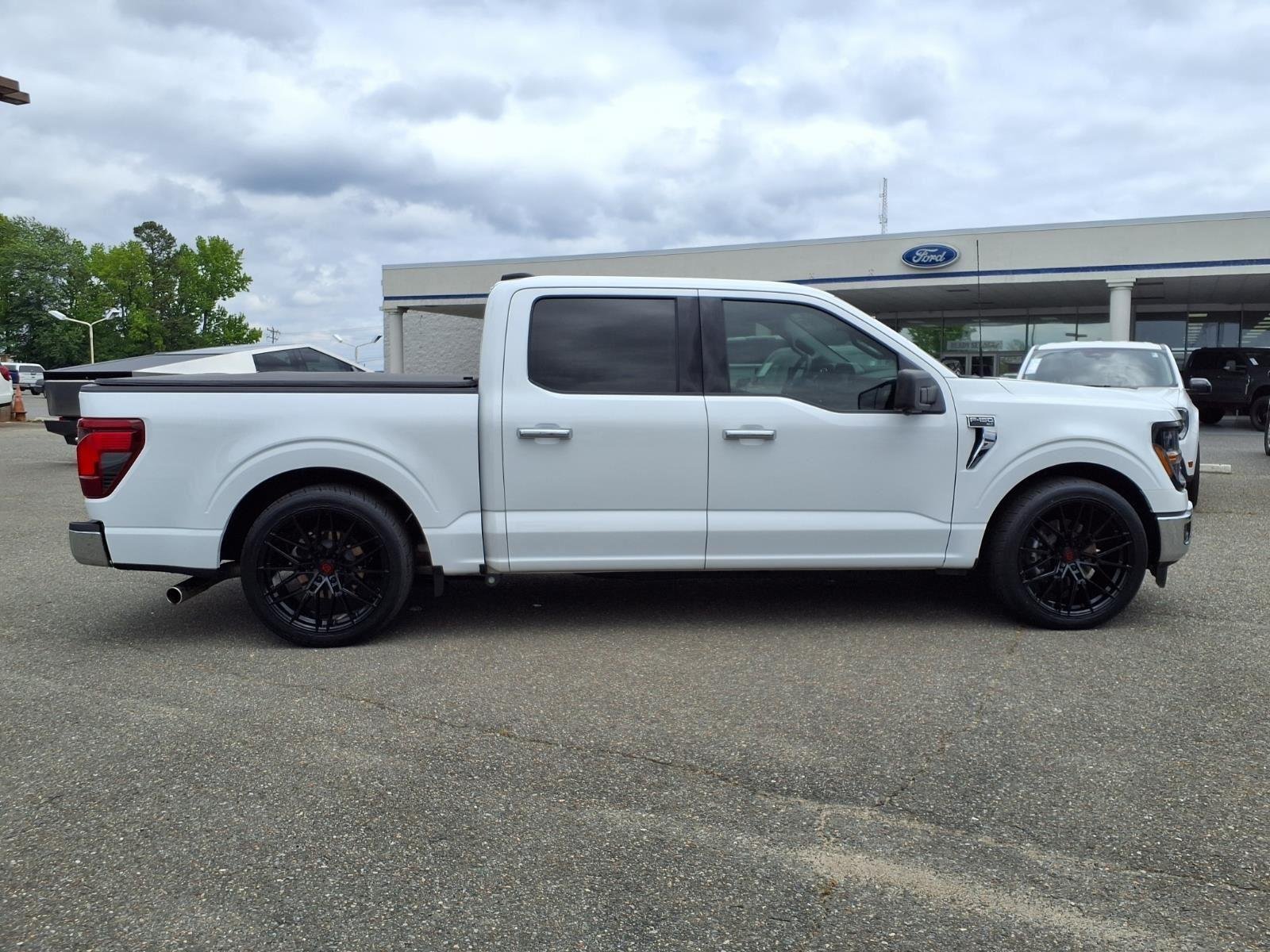 New 2024 Oxford White Ford XLT image 11