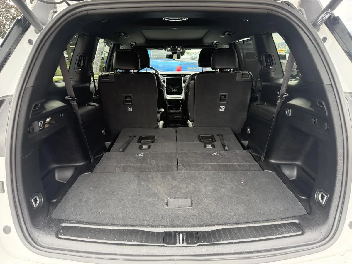 Used 2024 White Jeep Limited image 7