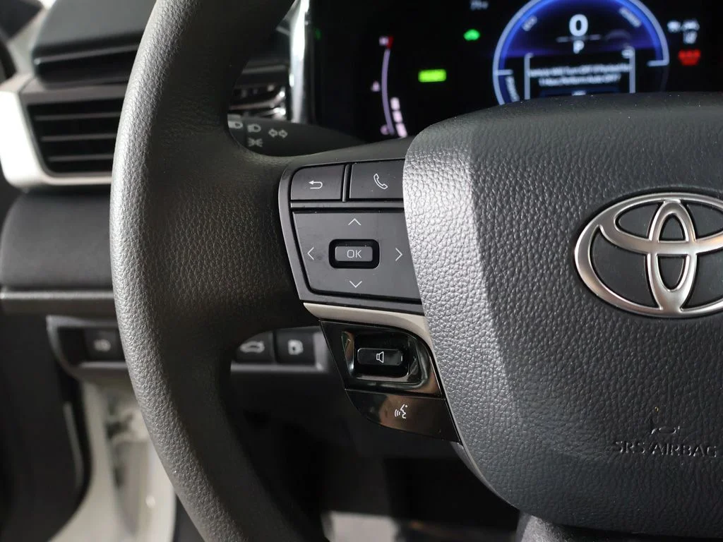 Used 2025 White Toyota LE image 34