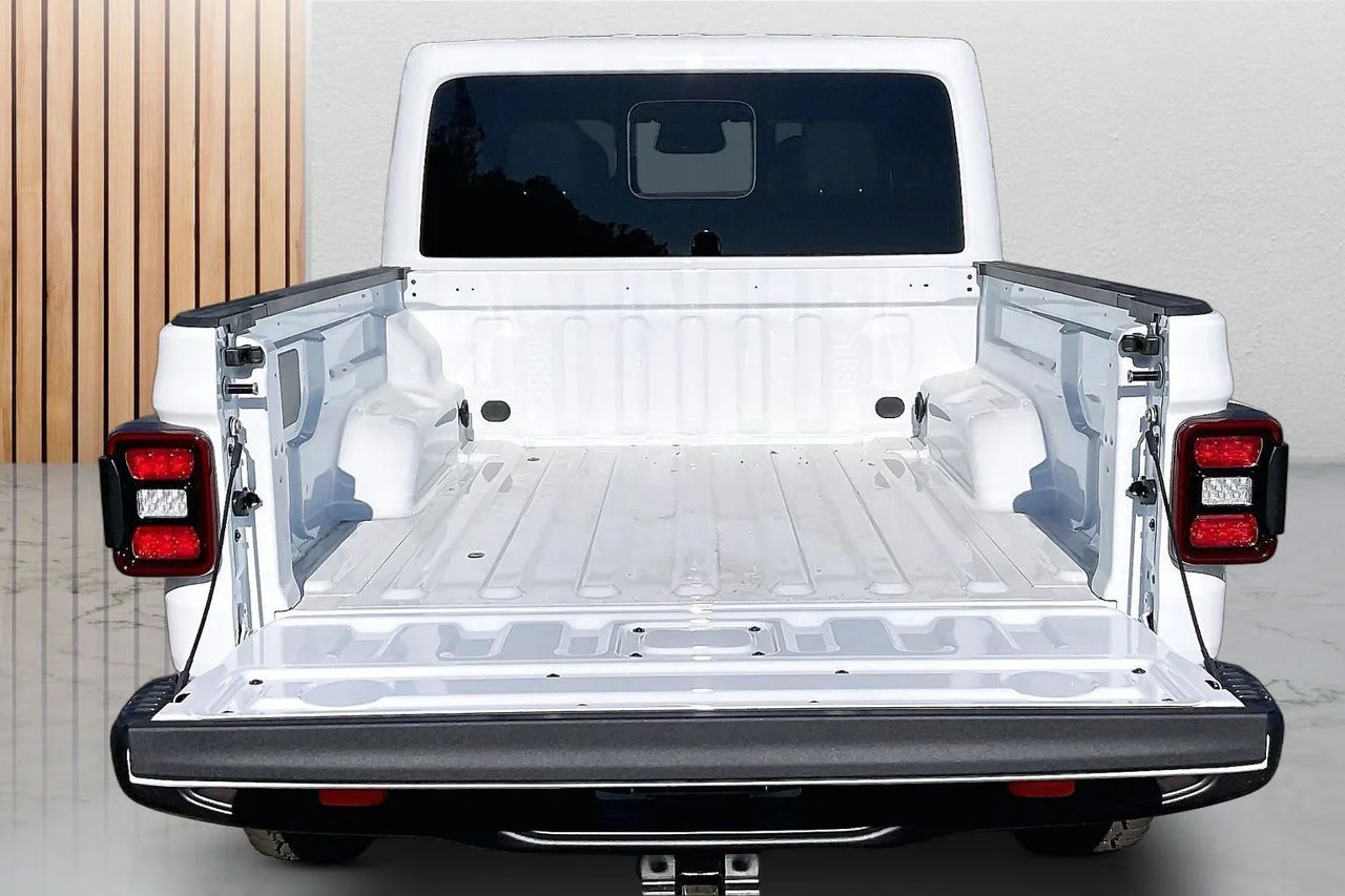 New 2026 Bright White Clear-Coat Exterior Paint Jeep Mojave X image 24