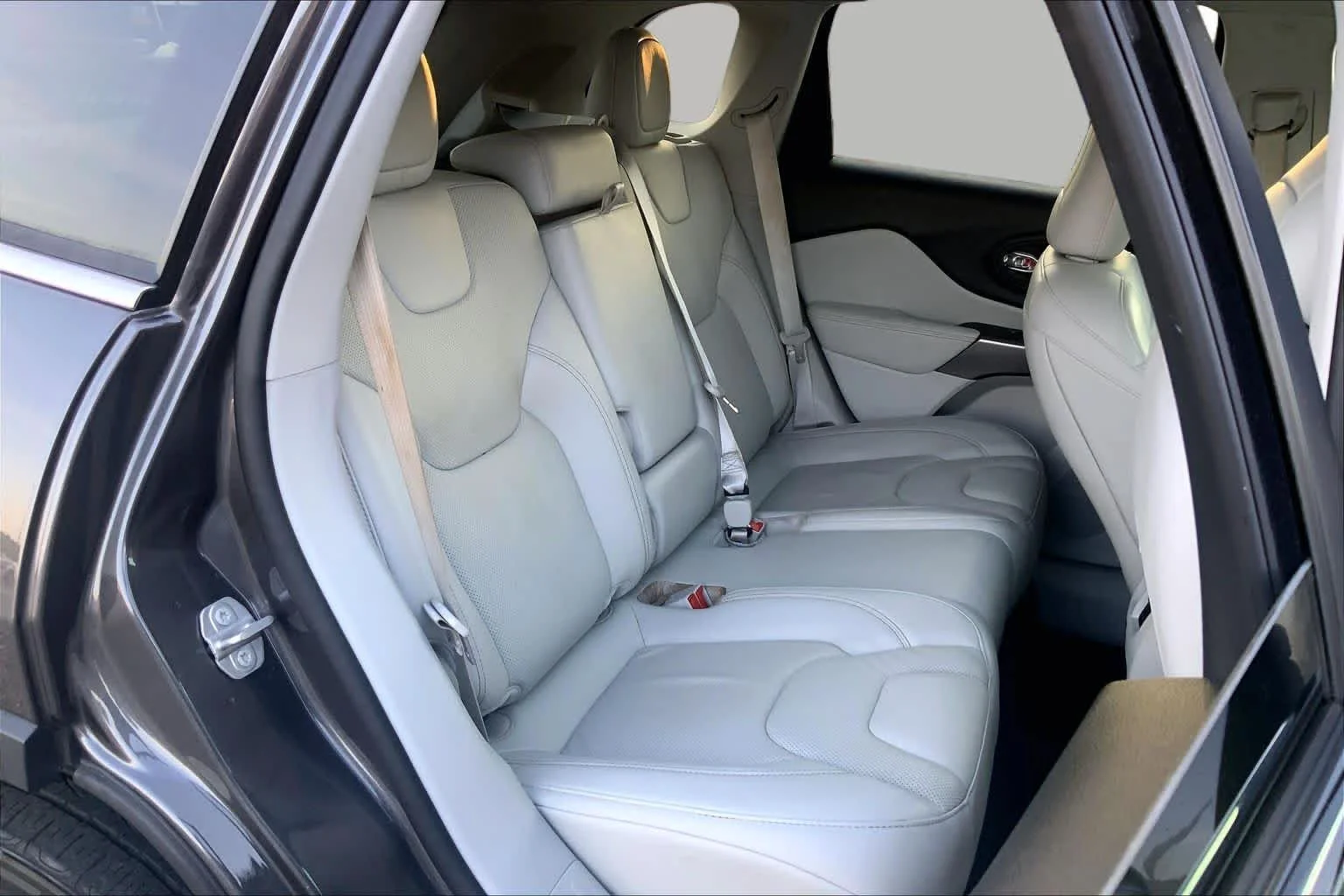 Used 2021 Granite Crystal Metallic Clearcoat Jeep Latitude Lux image 18
