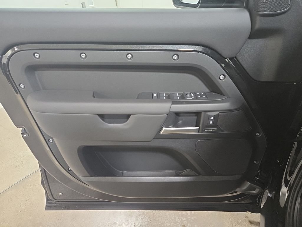 New 2026 Santorini Black Land Rover S image 22