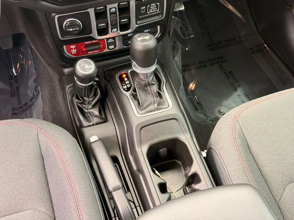Used 2025  Jeep Rubicon image 24