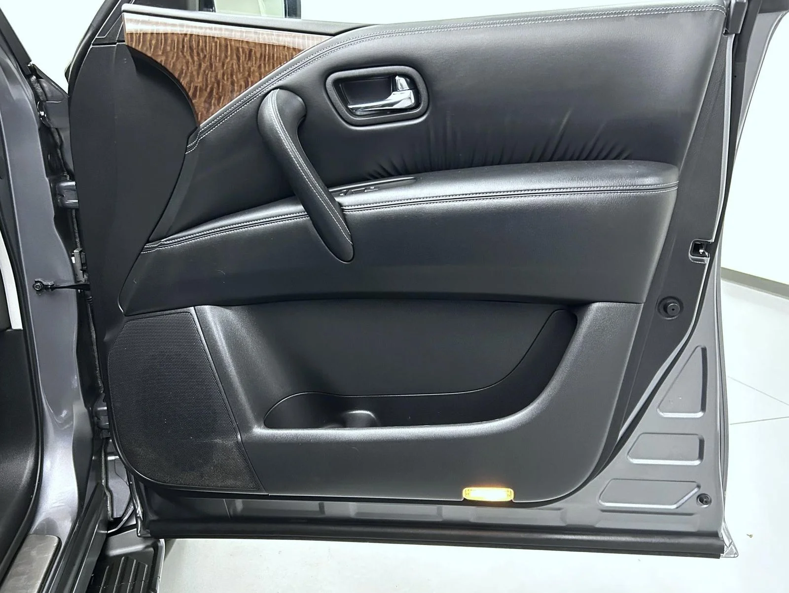 Used 2019 Gray Nissan Platinum image 16