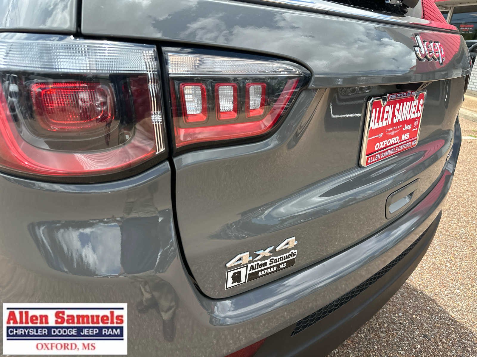 Used 2024 Sting-Gray Clearcoat Jeep Latitude image 50