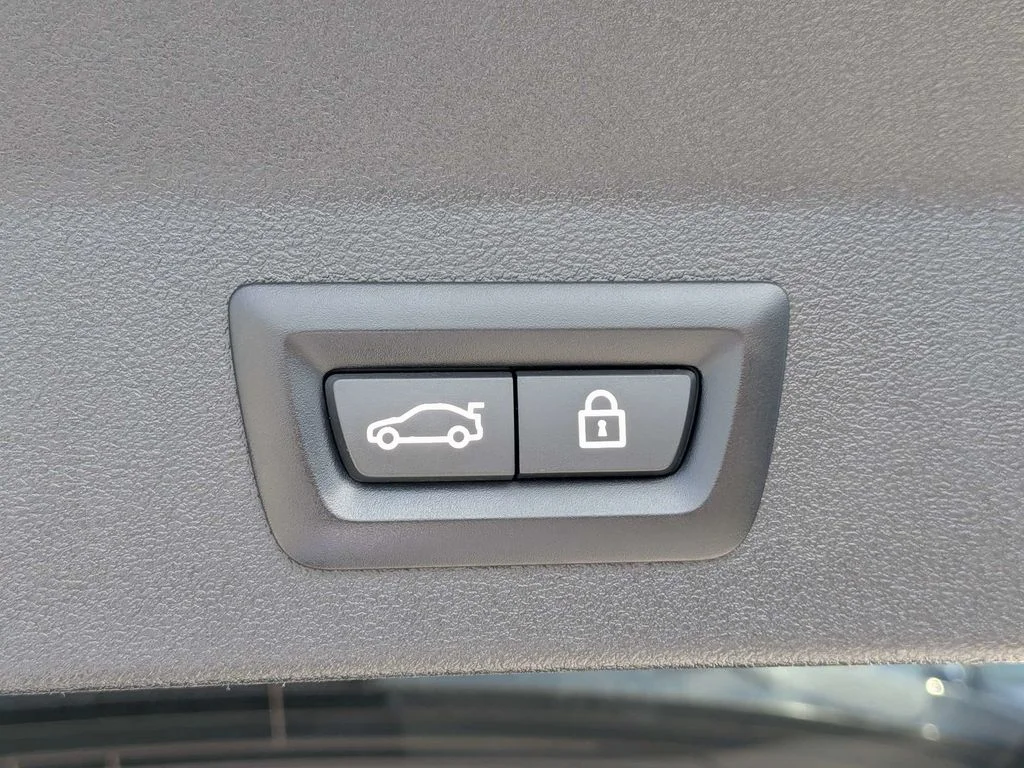 Used 2023 White BMW xDrive30i image 13