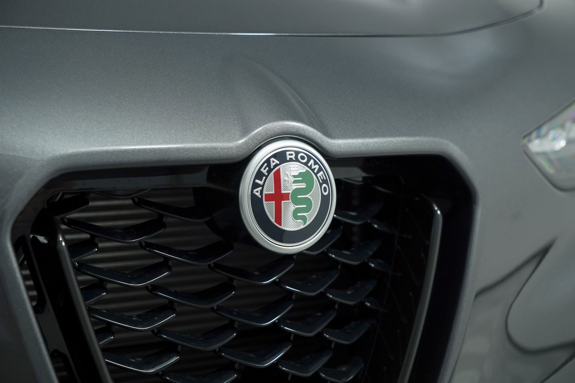 New 2025 Vesuvio Gray Metallic Exterior Paint Alfa Romeo Base image 12