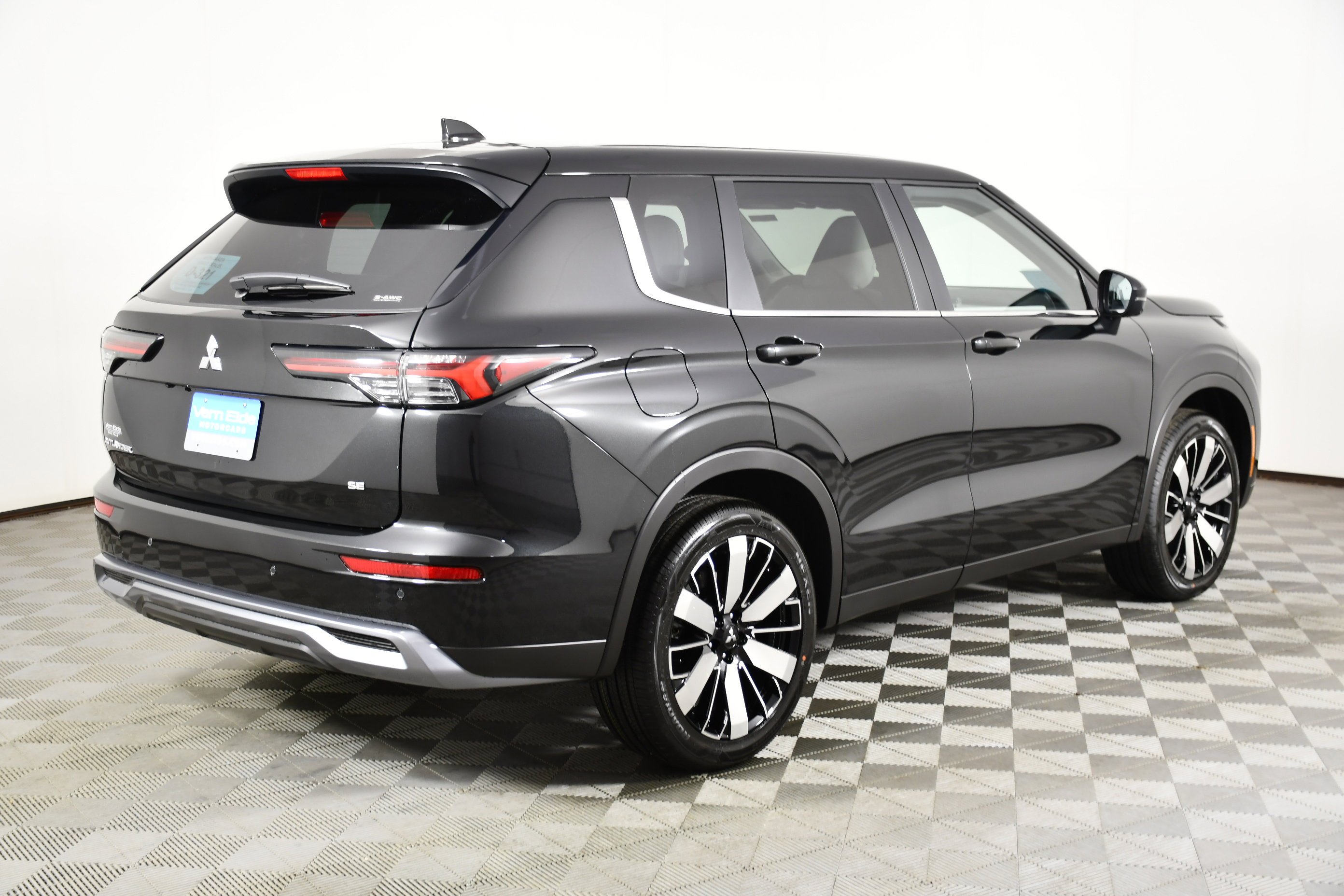 New 2026 Black Diamond Mitsubishi SE image 6