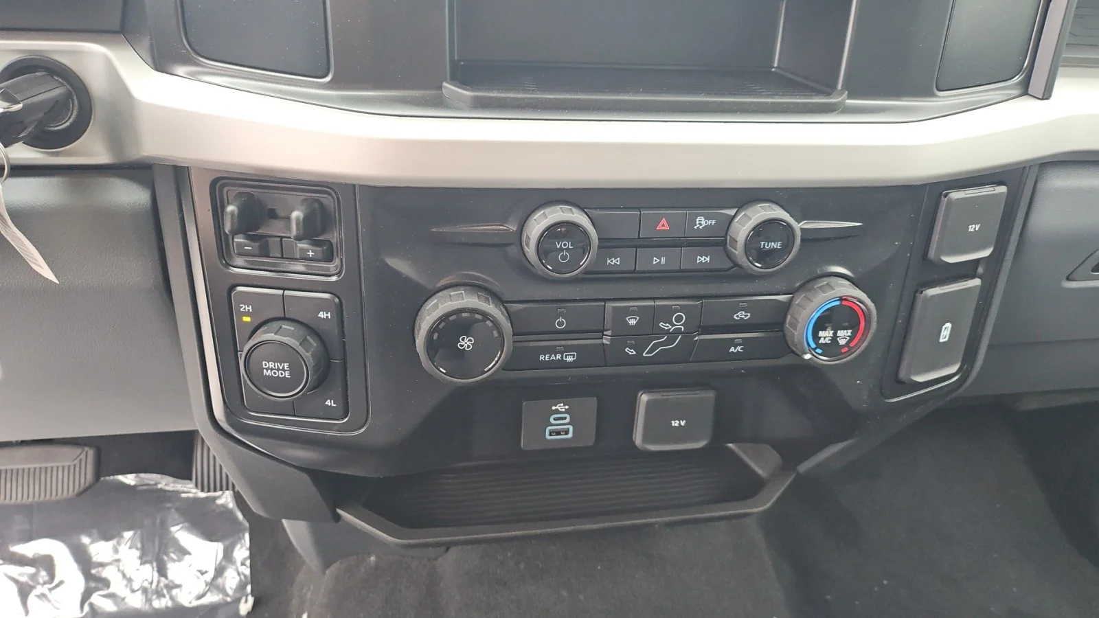 New 2026 Oxford White Ford XL 4WD image 15