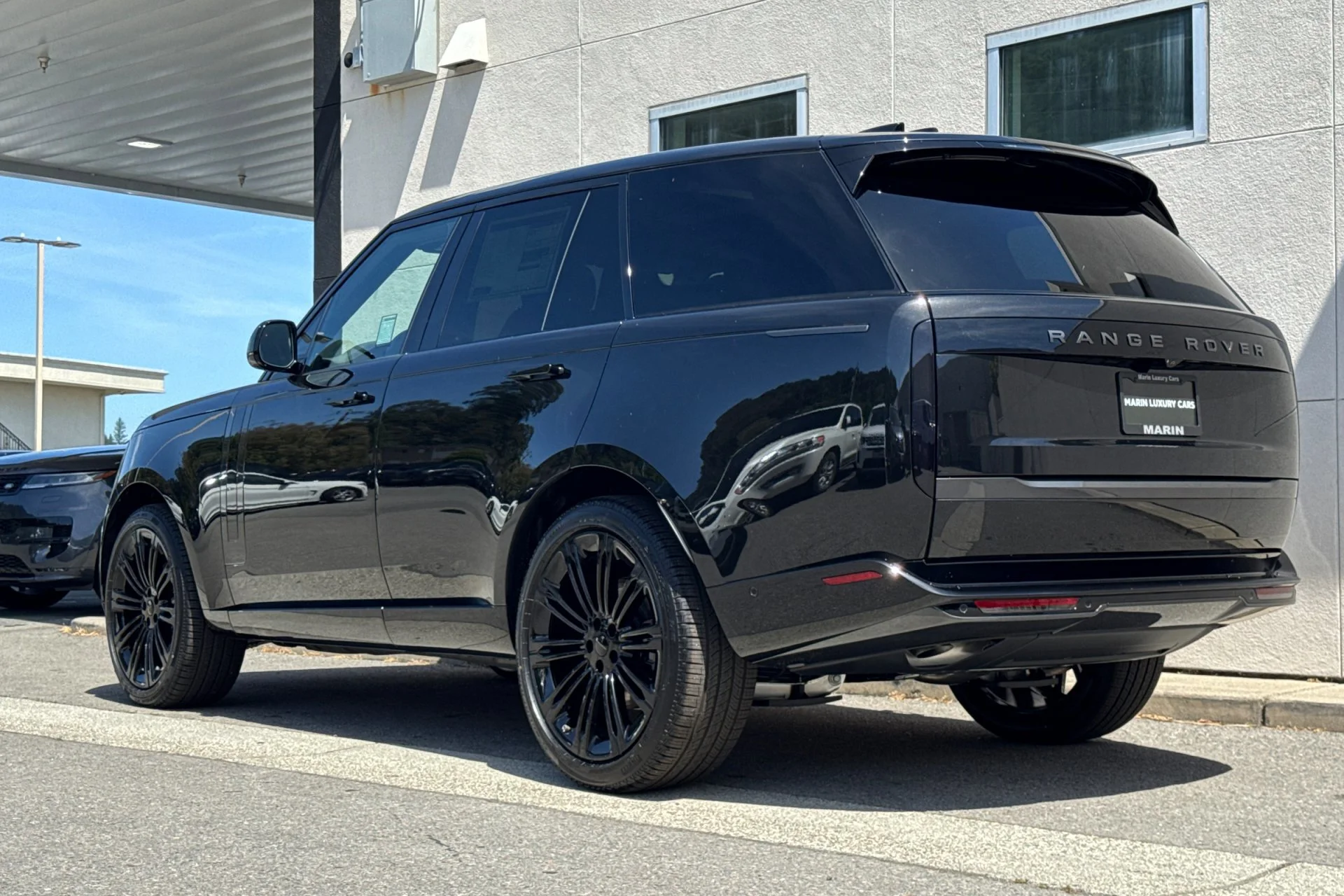 New 2026 SANTORINI BLACK Land Rover SE image 6