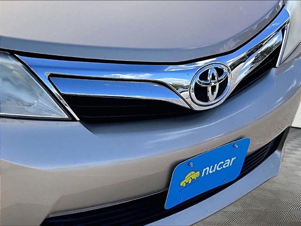 Used 2012  Toyota LE image 30