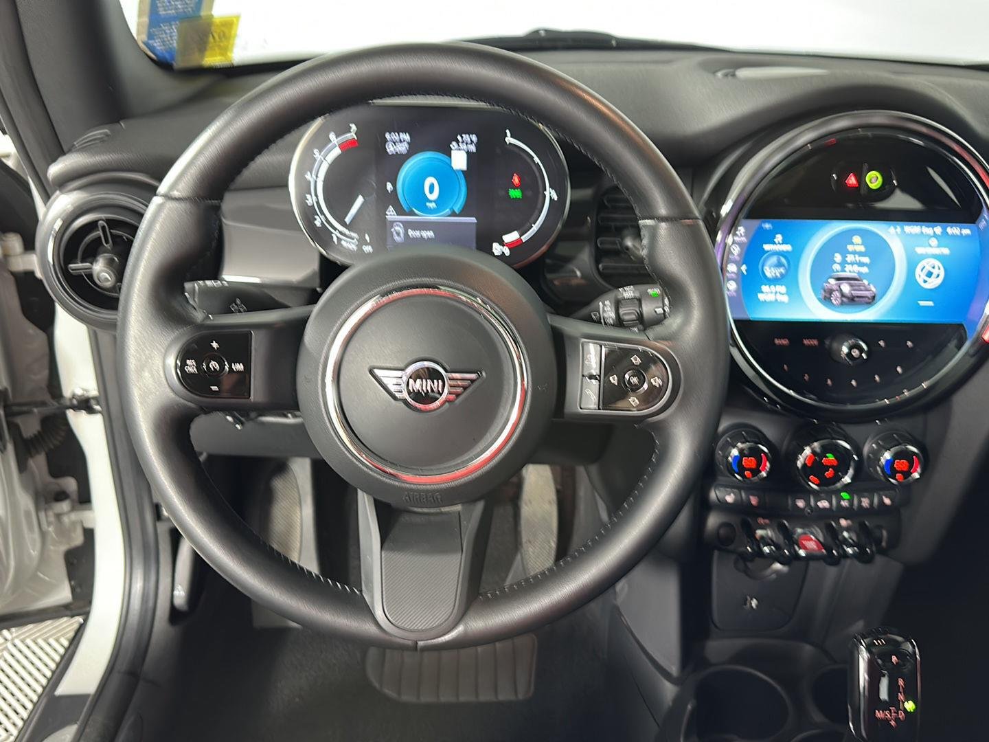 Used 2022 White Silver Metallic MINI Oxford Edition image 13