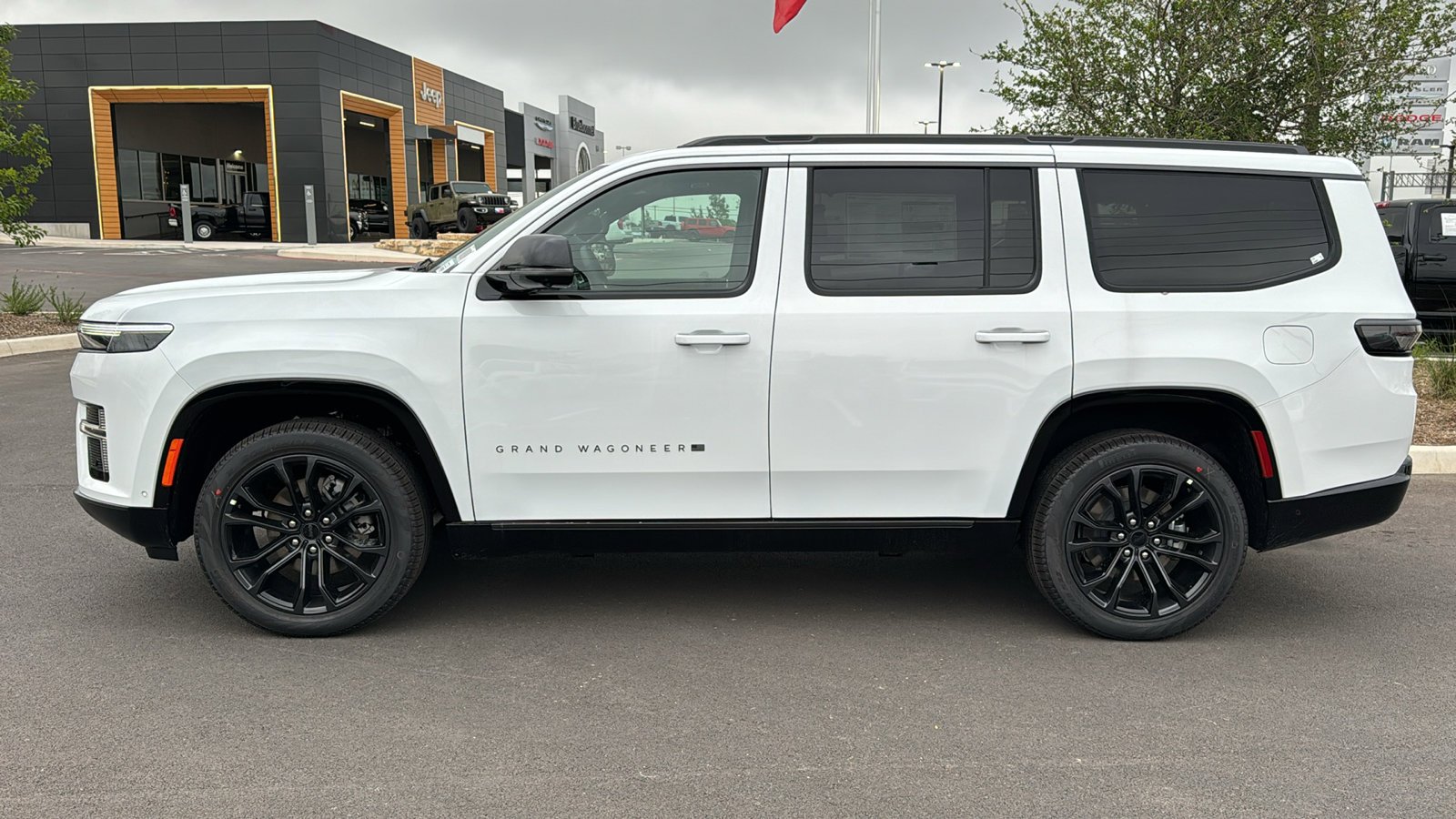 New 2026 Bright White Clear-Coat Exterior Paint Jeep Summit Reserve image 8