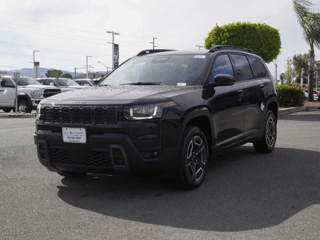 New 2026 Diamond Black Crystal Pearl-Coat Exterior Paint Jeep Limited image 7