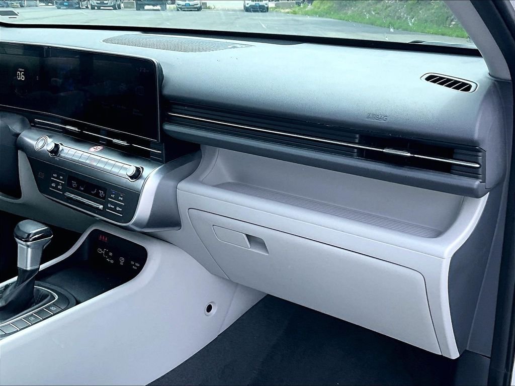 Used 2025 White Hyundai SEL image 13