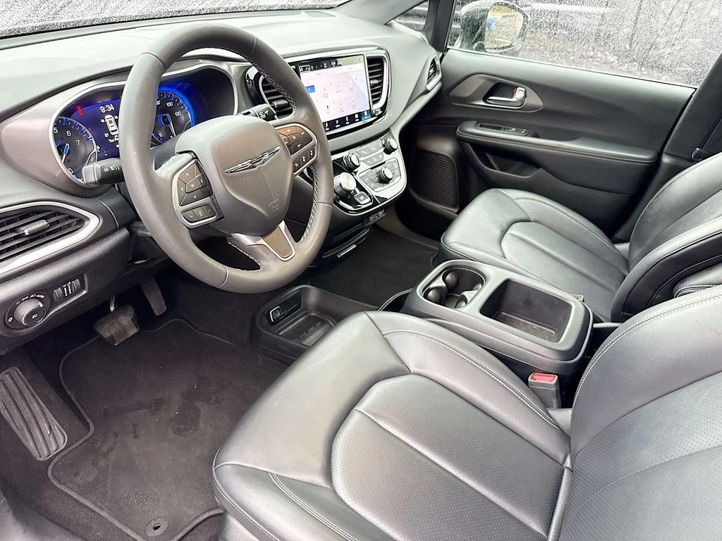 Used 2025 Black Chrysler Select image 25
