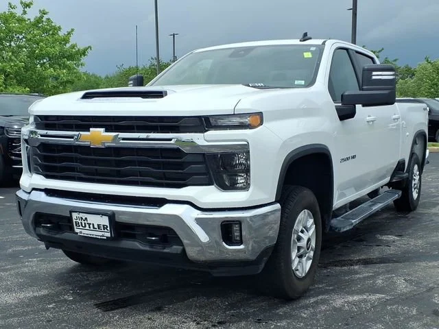 Used 2025 Summit White Chevrolet LT image 1