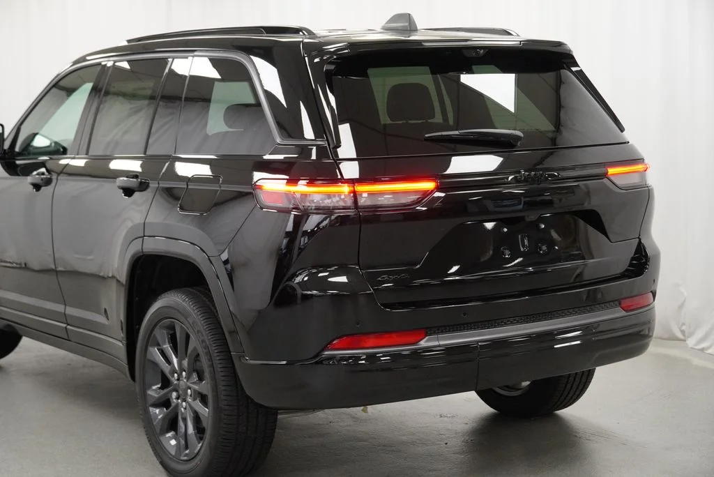 New 2026 Diamond Black Crystal Pearl-Coat Exterior Paint Jeep Limited Reserve image 15