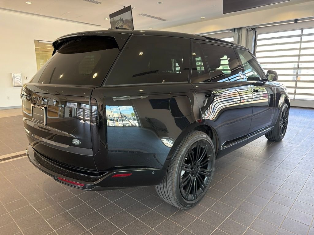 Used 2026  Land Rover SE image 5