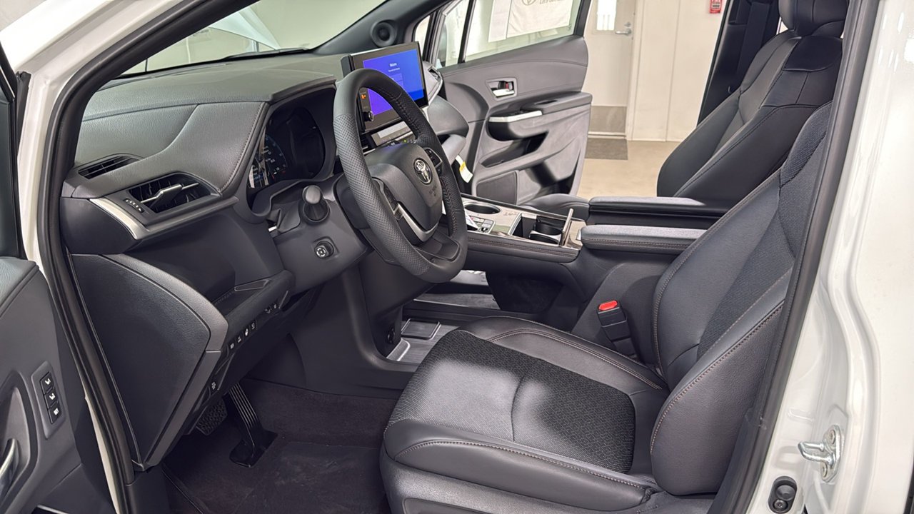 New 2026 Wind Chill Pearl <sup>1</sup> Toyota  Platinum image 12
