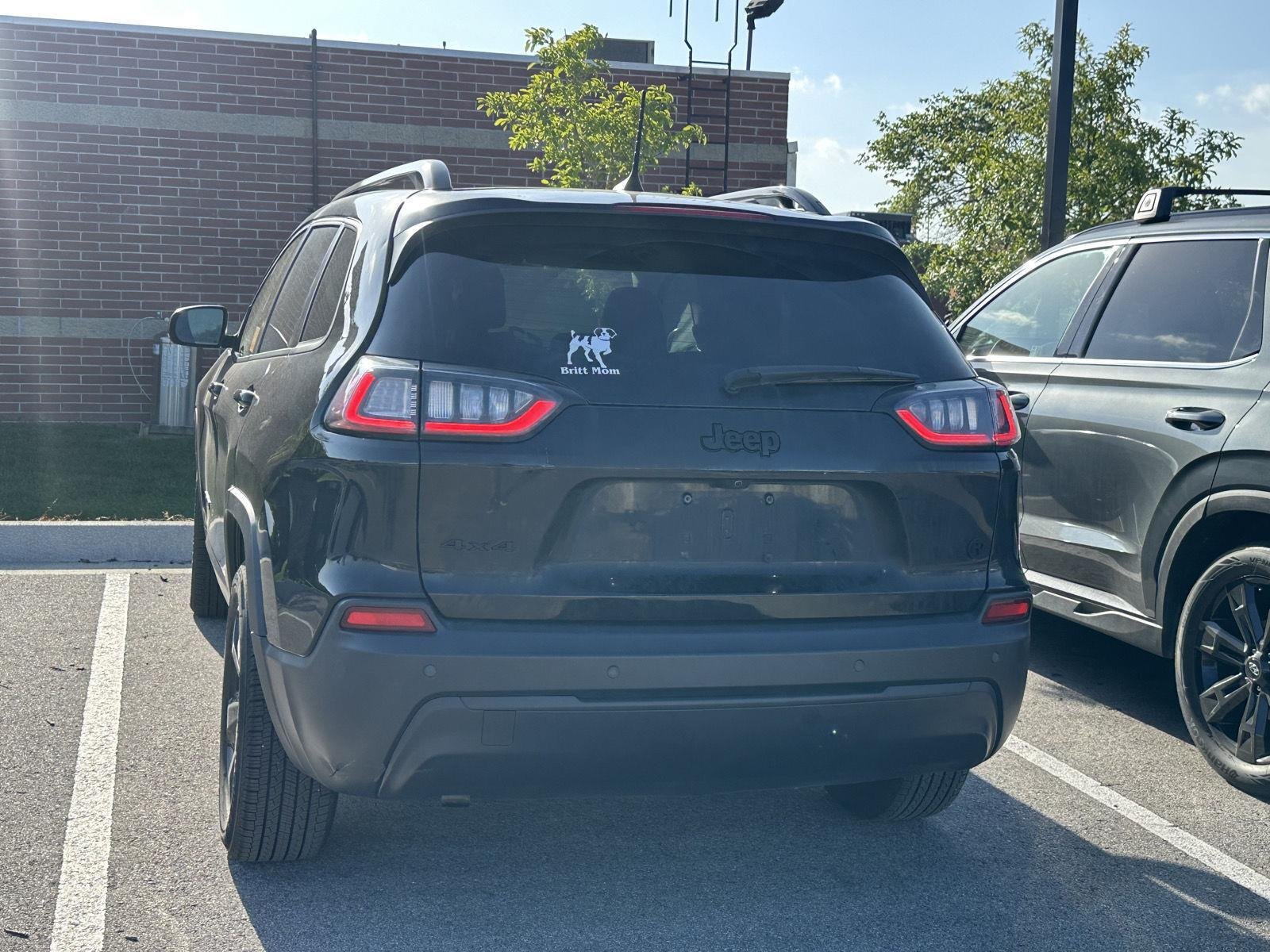 Used 2019 Diamond Black Crystal Pearlcoat Jeep Altitude image 3