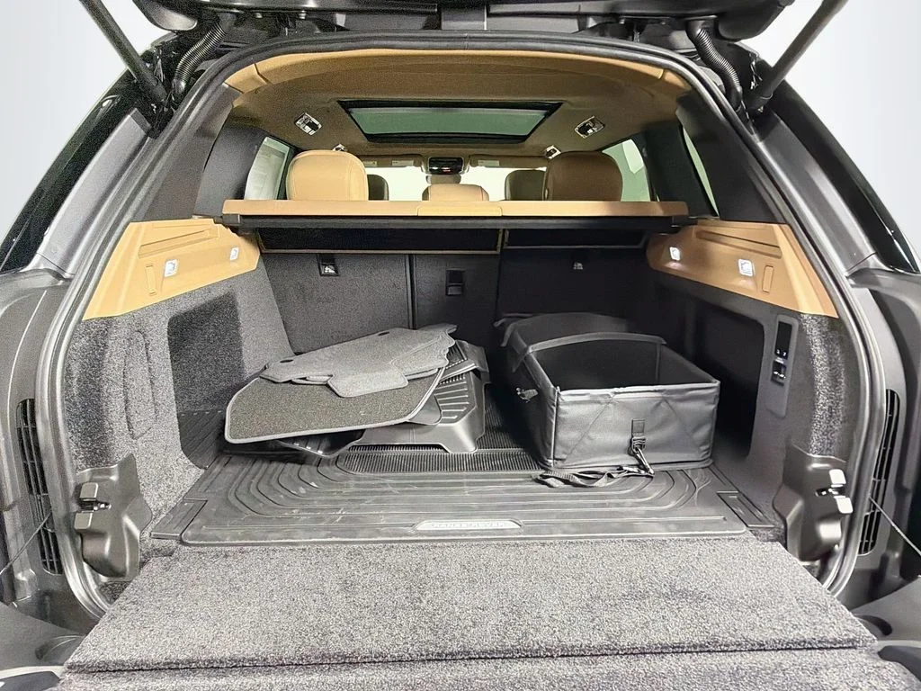 New 2026 Eiger Grey Land Rover SE image 28