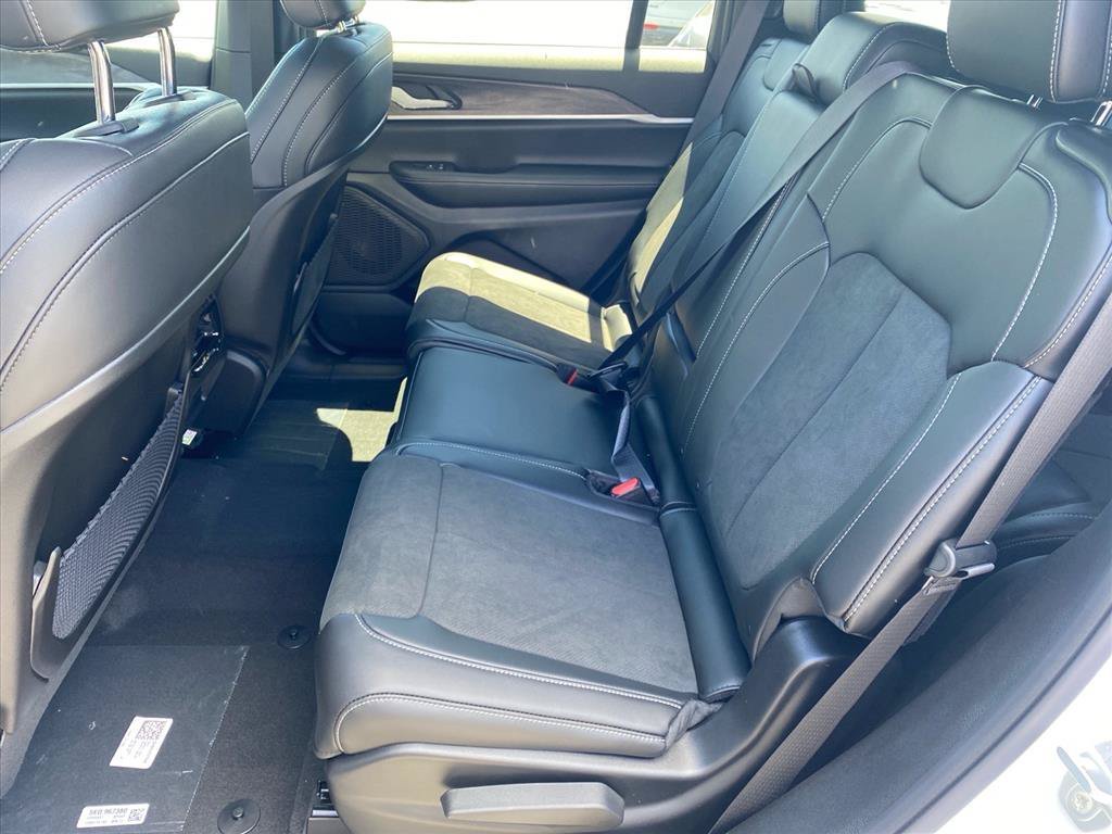 New 2026 Bright White Clear-Coat Exterior Paint Jeep Laredo image 14