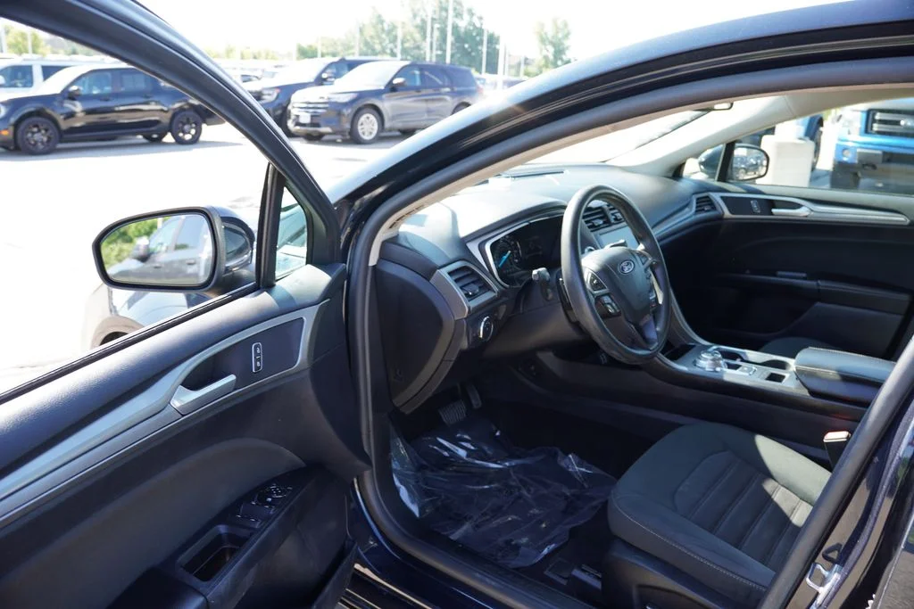 Used 2020 Blue Ford SE image 14