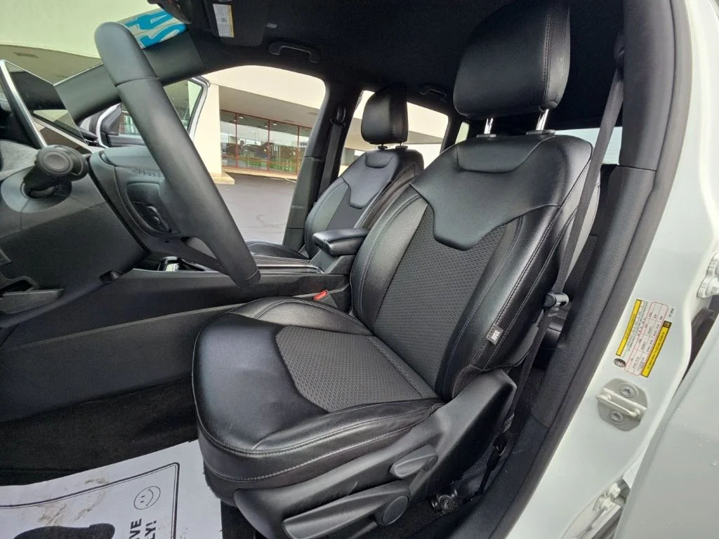 Used 2024 White Jeep Latitude image 21