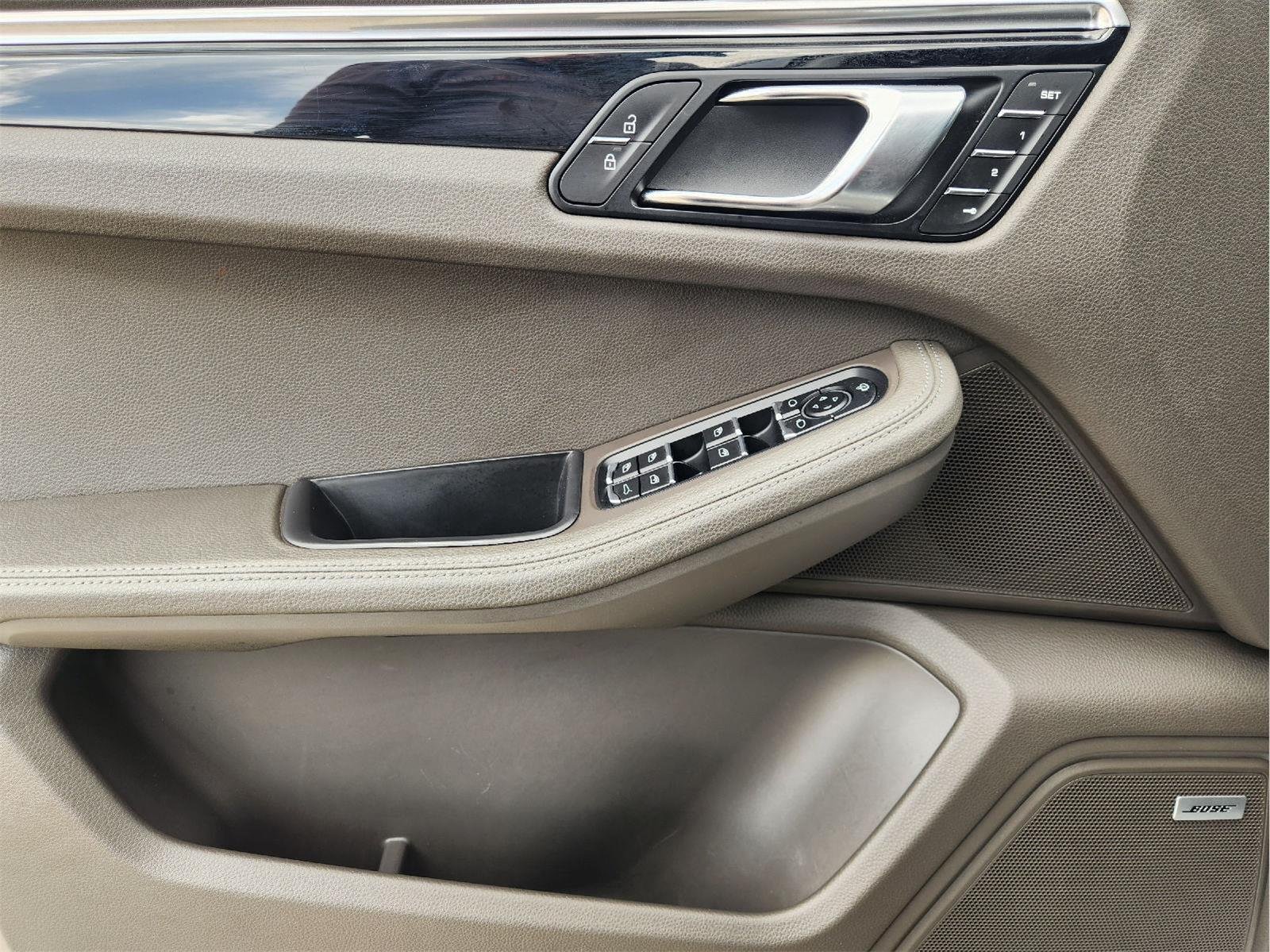 2022 Porsche Macan photo 23 of 33
