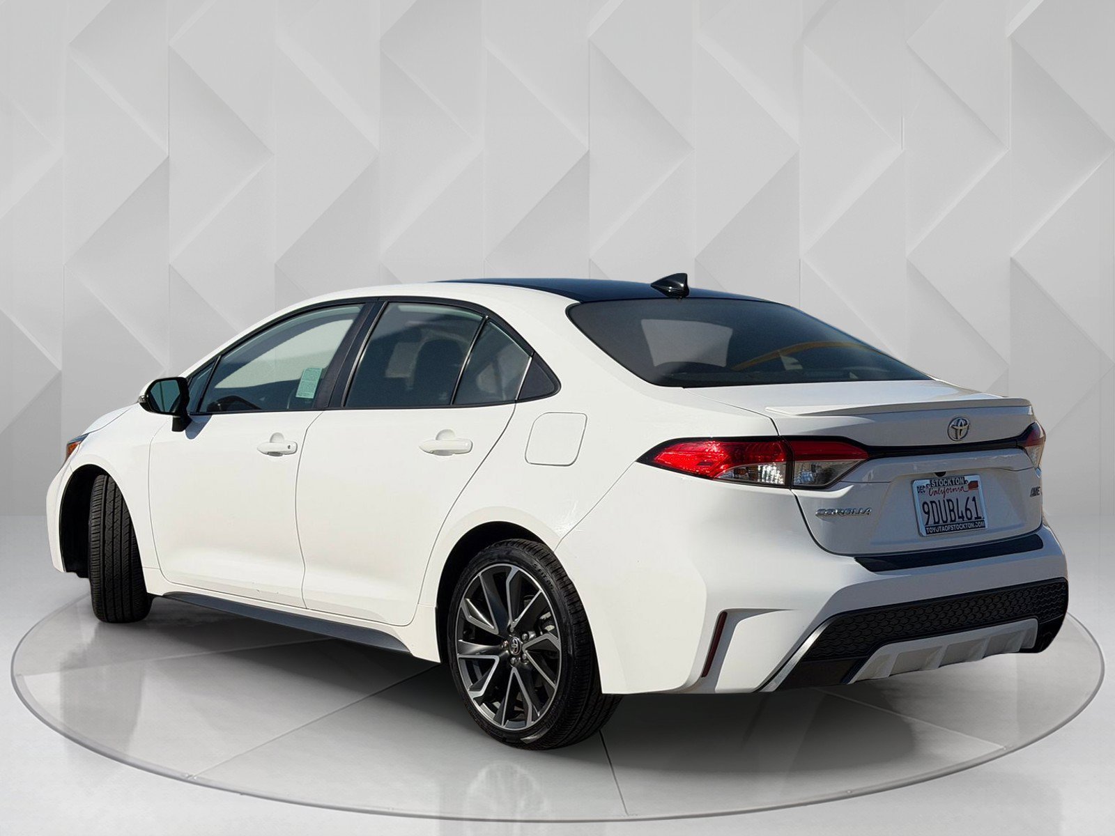 Certified Used 2022 White w/Black Sand Pearl Roof Toyota SE image 3