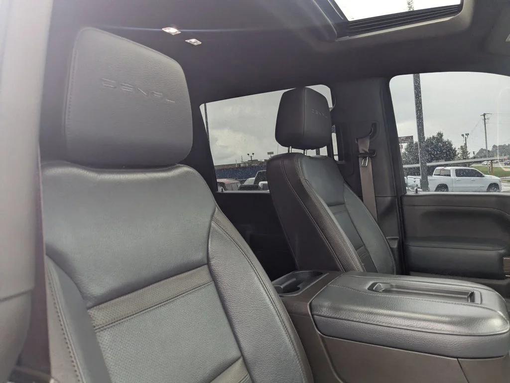 Used 2022 White Frost Tricoat GMC Denali image 27