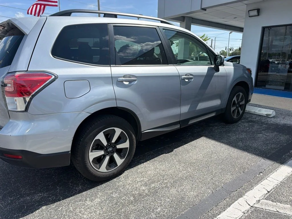 Used 2017 Silver Subaru 2.5i Premium image 4