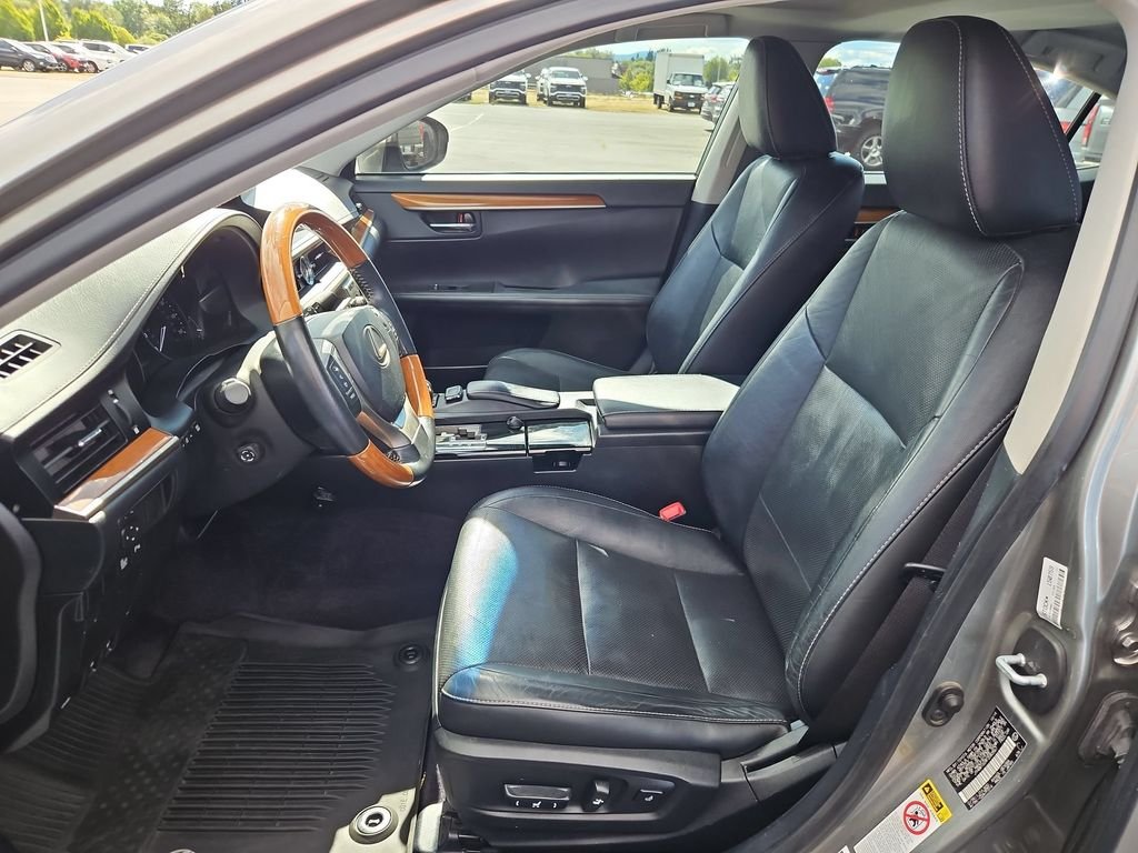 Used 2015 Silver Lexus 300h image 21
