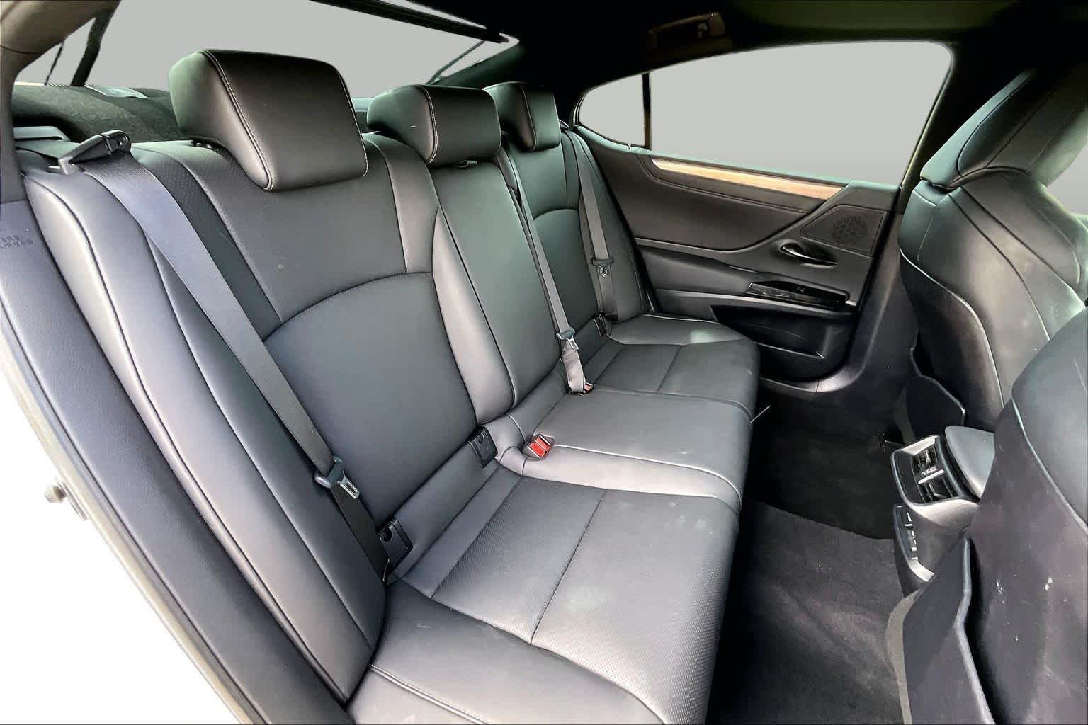 Used 2024 Ultra White Lexus F SPORT Handling image 19