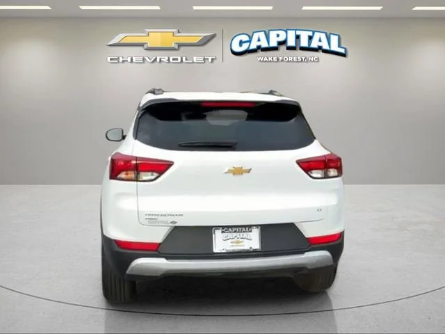 Used 2025 Summit White Chevrolet LT image 5