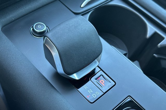 Certified Used 2025 White Land Rover Dynamic SE image 20