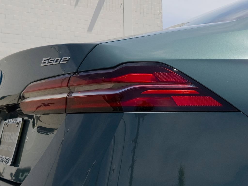New 2026 Cape York Green Metallic BMW 550e xDrive image 4
