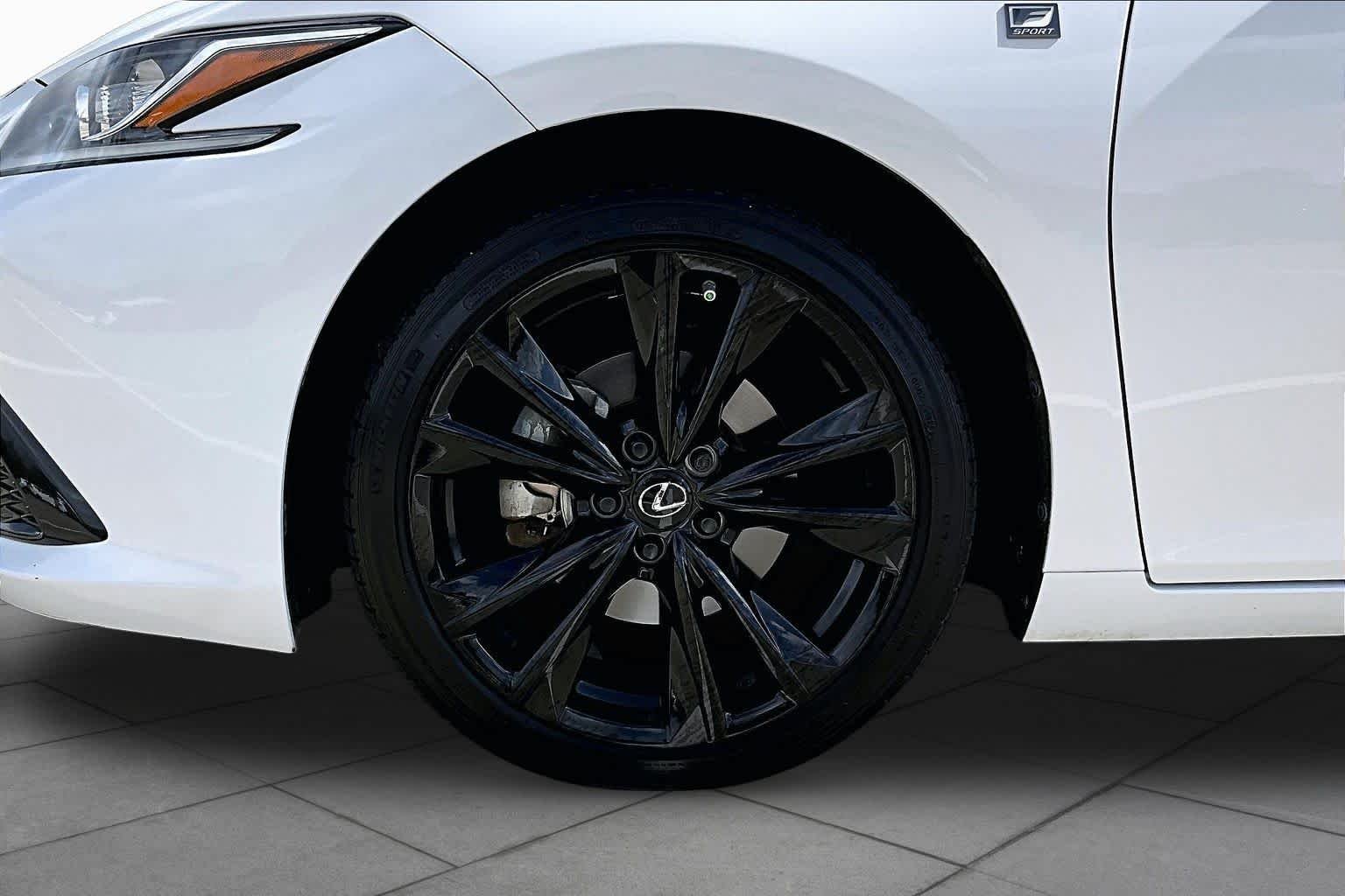 Used 2024 Ultra White Lexus F SPORT Handling image 11