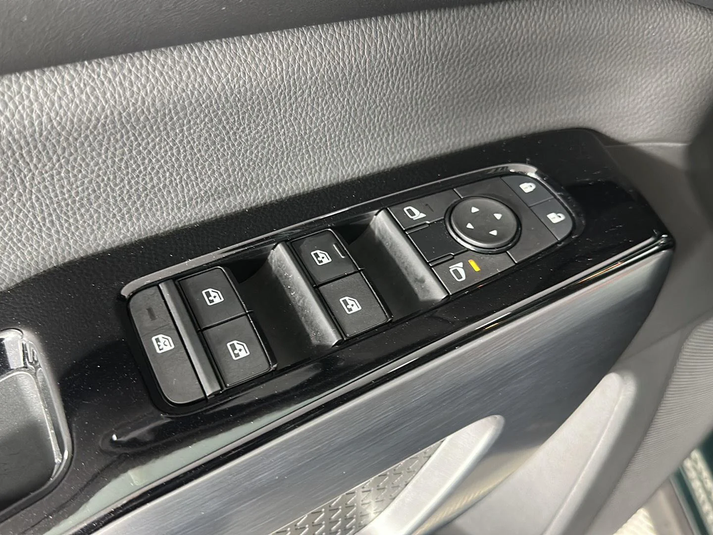 Used 2024 Obsidian Green Pearl Nissan SL image 8