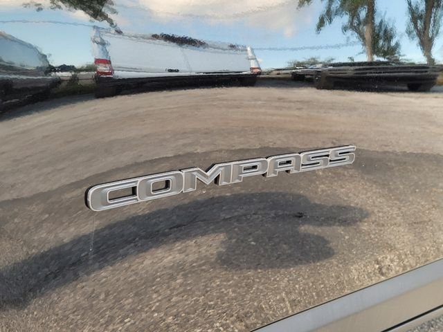 New 2026 Diamond Black Crystal Pearl-Coat Exterior Paint Jeep Latitude image 12