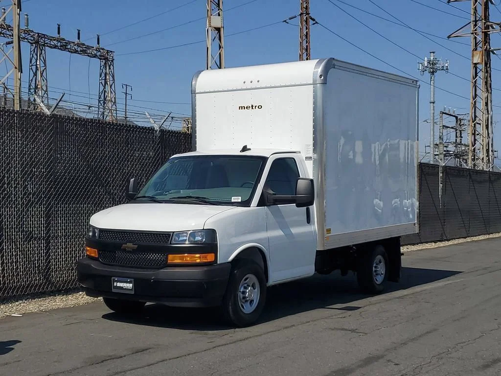 New 2025 Summit White Chevrolet 1WT image 8