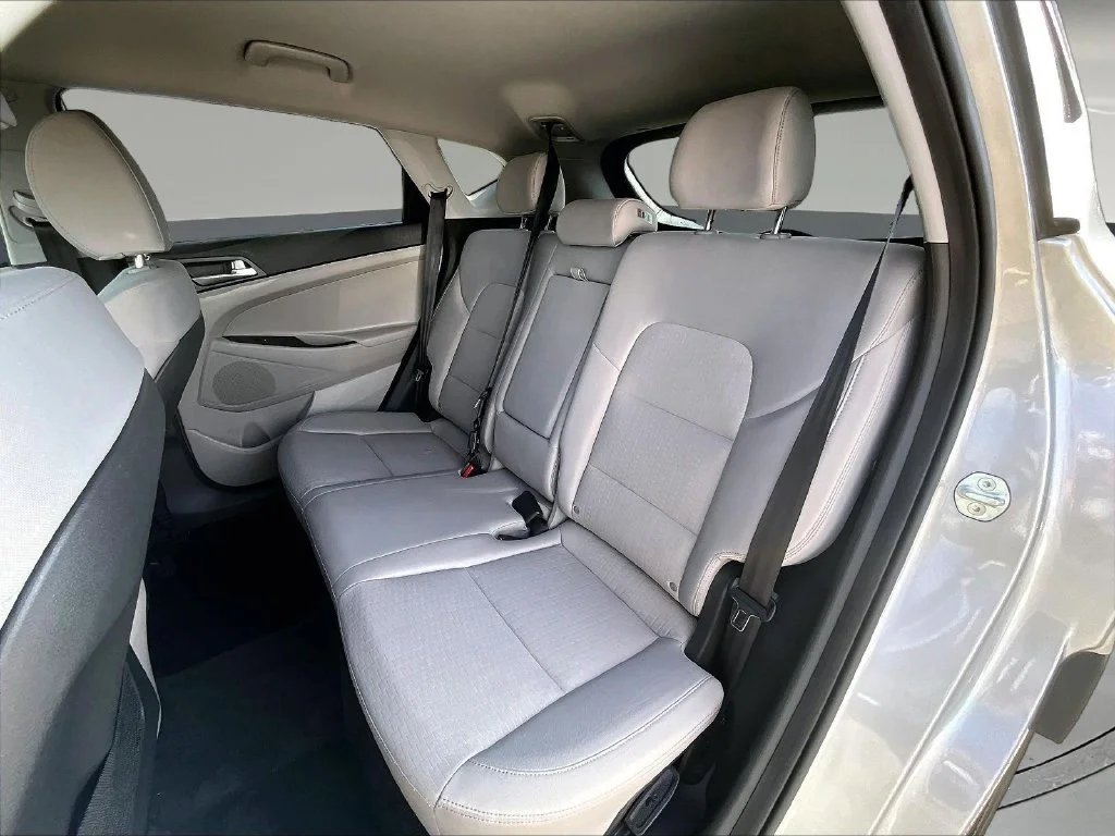 Used 2020 Silver Hyundai SE image 25