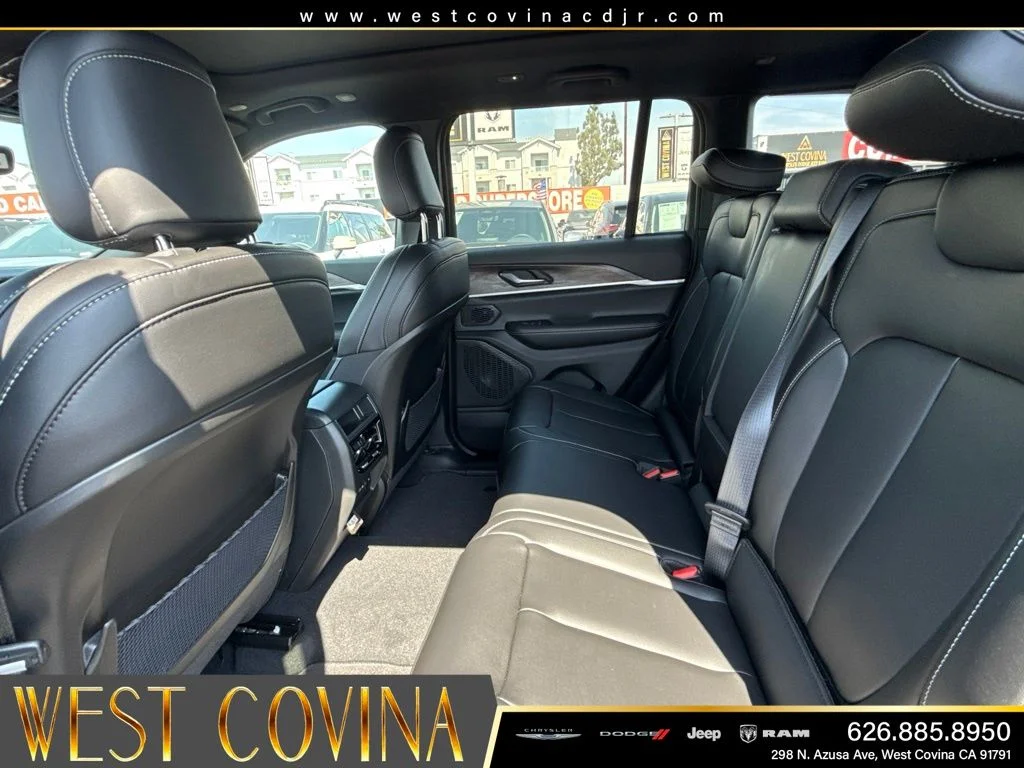 New 2026 Diamond Black Crystal Pearl-Coat Exterior Paint Jeep Limited image 26