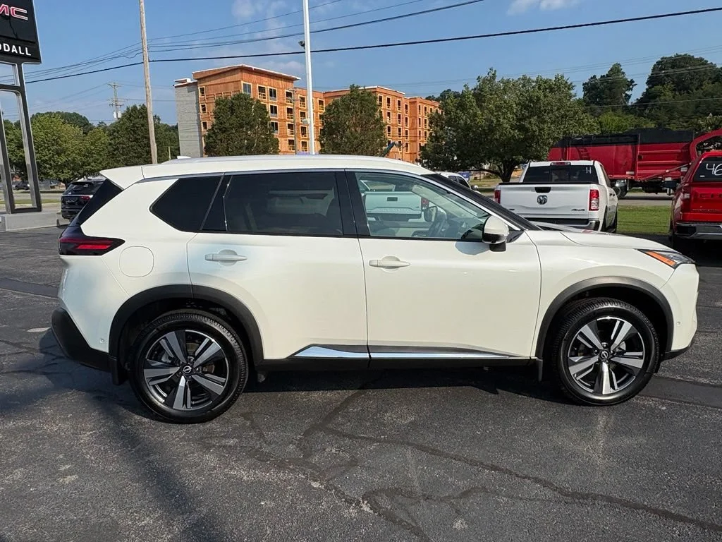 Used 2023  Nissan SL image 9