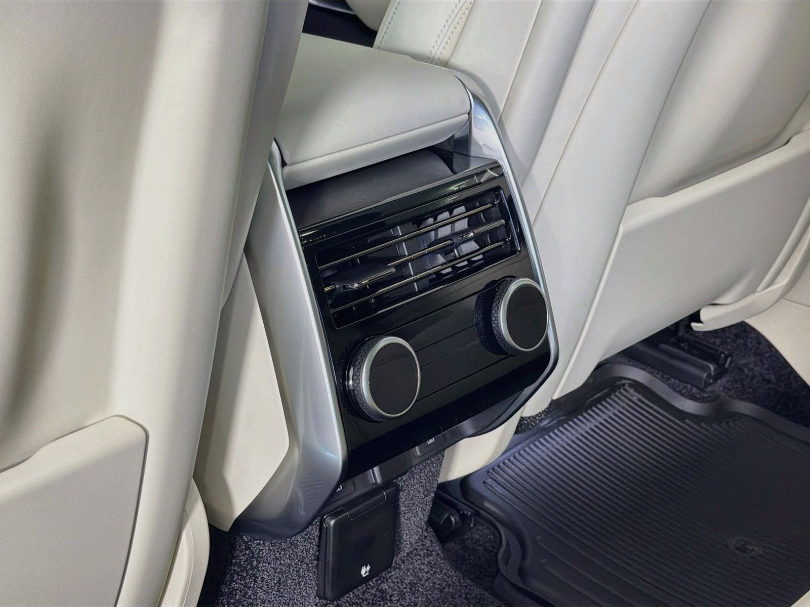 New 2026 Ostuni Pearl White Land Rover SE image 28