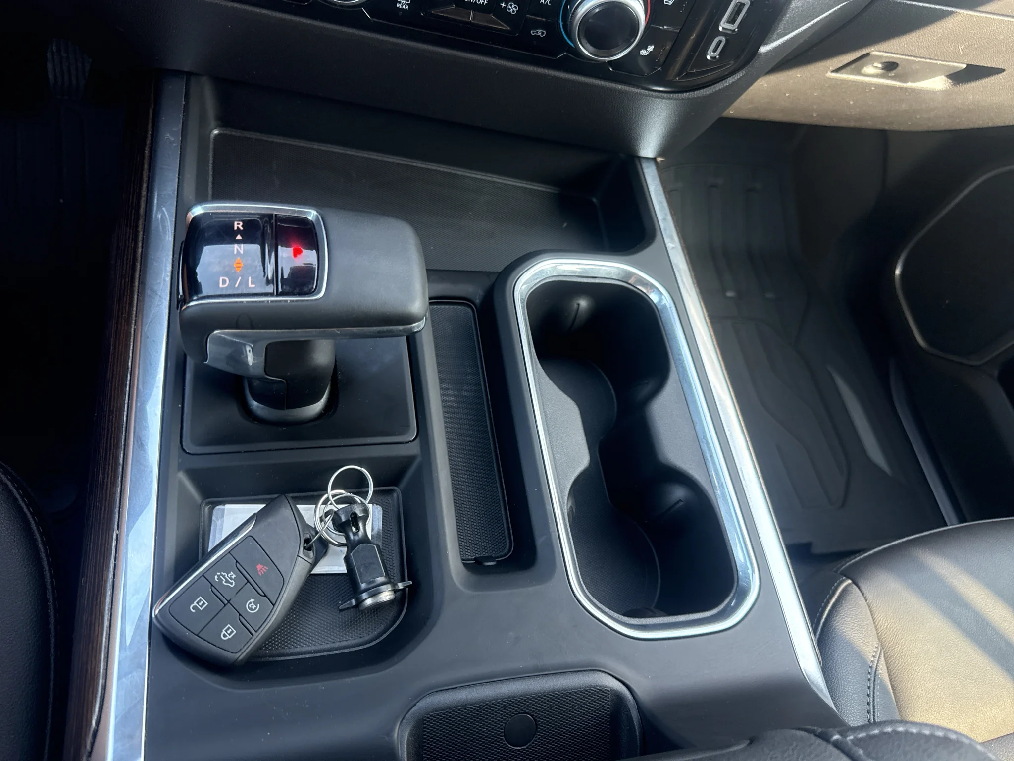 Used 2024 Summit White GMC Elevation image 28